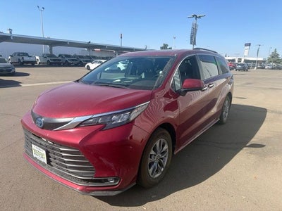 2025 Toyota Sienna XLE 8 Passenger